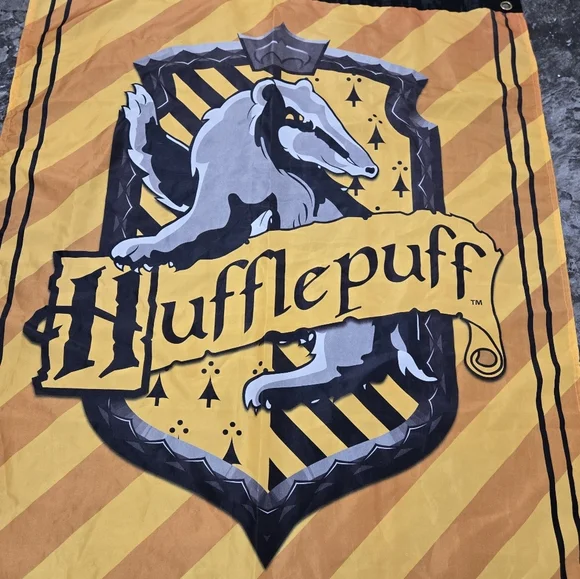 Hufflepuff Banner with Badger Crest - Picture 3 of 8